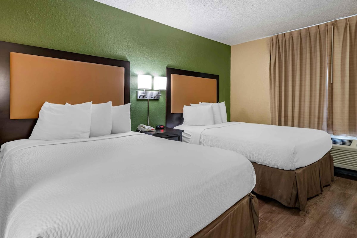 Escritorio, tabla de planchar con plancha, wifi gratis y ropa de cama