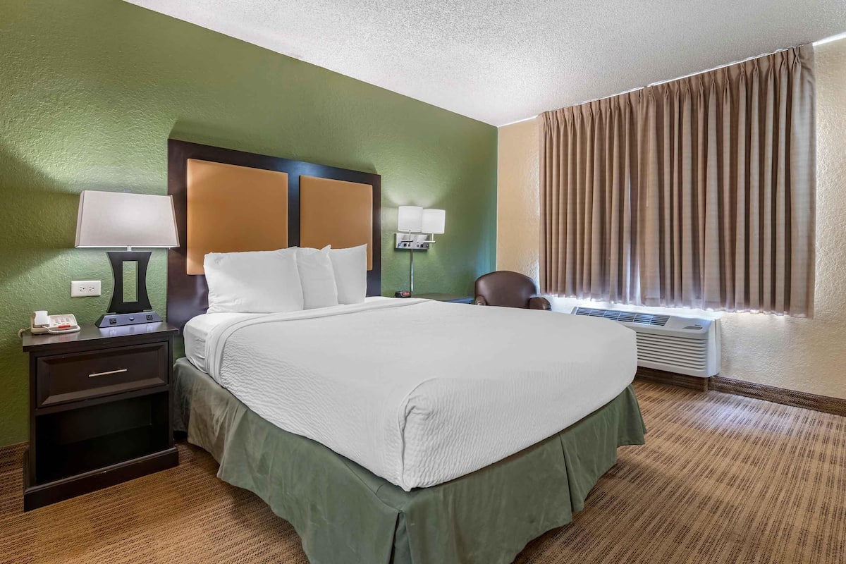 Escritorio, tabla de planchar con plancha, wifi gratis y ropa de cama