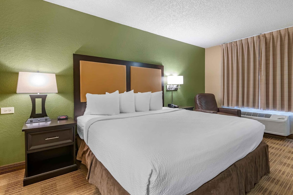 Escritorio, tabla de planchar con plancha, wifi gratis y ropa de cama