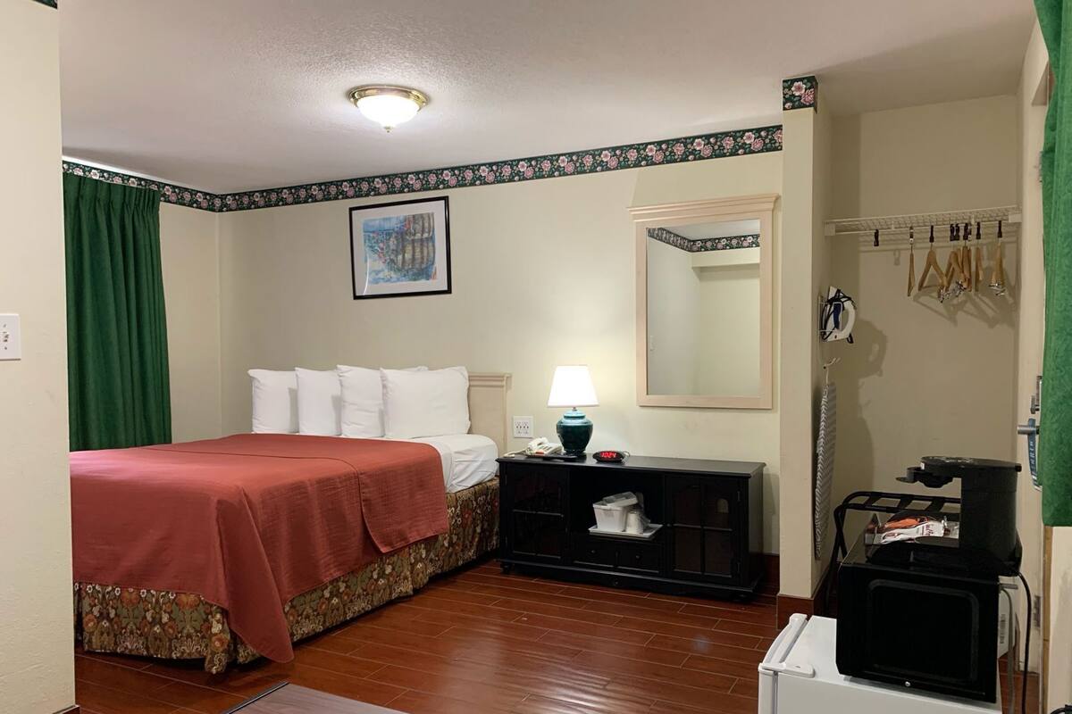 Desk, iron/ironing board, free WiFi, bed sheets