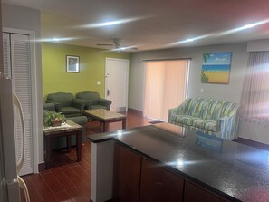 Living area - Travelodge by Wyndham Hotel & Cottages St Augustine/Historic (St. Augustine)