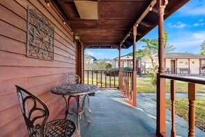 Suite, 1 Queen Bed, Non Smoking (Cottage) | Desk, iron/ironing board, free WiFi, bed sheets