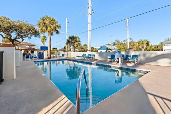 Una piscina al aire libre