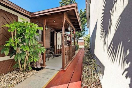 Suite, 1 Queen Bed, Non Smoking (Cottage) | Desk, iron/ironing board, free WiFi, bed sheets