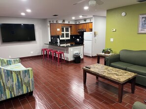 Suite familiar, 2 camas de matrimonio, no fumadores (2 Bedroom) | Zona de estar | Televisión de pantalla plana de 55 pulgadas con canales por cable