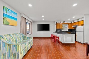 ห้องแฟมิลี่สวีท, เตียงควีนไซส์ 2 เตียง, ปลอดบุหรี่ (2 Bedroom) | โต๊ะทำงาน, เตารีด/โต๊ะรีดผ้า, Wi-Fi ฟรี, ผ้าปูที่นอน