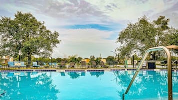 Piscina externa, funciona das 8h às 22h, espreguiçadeiras