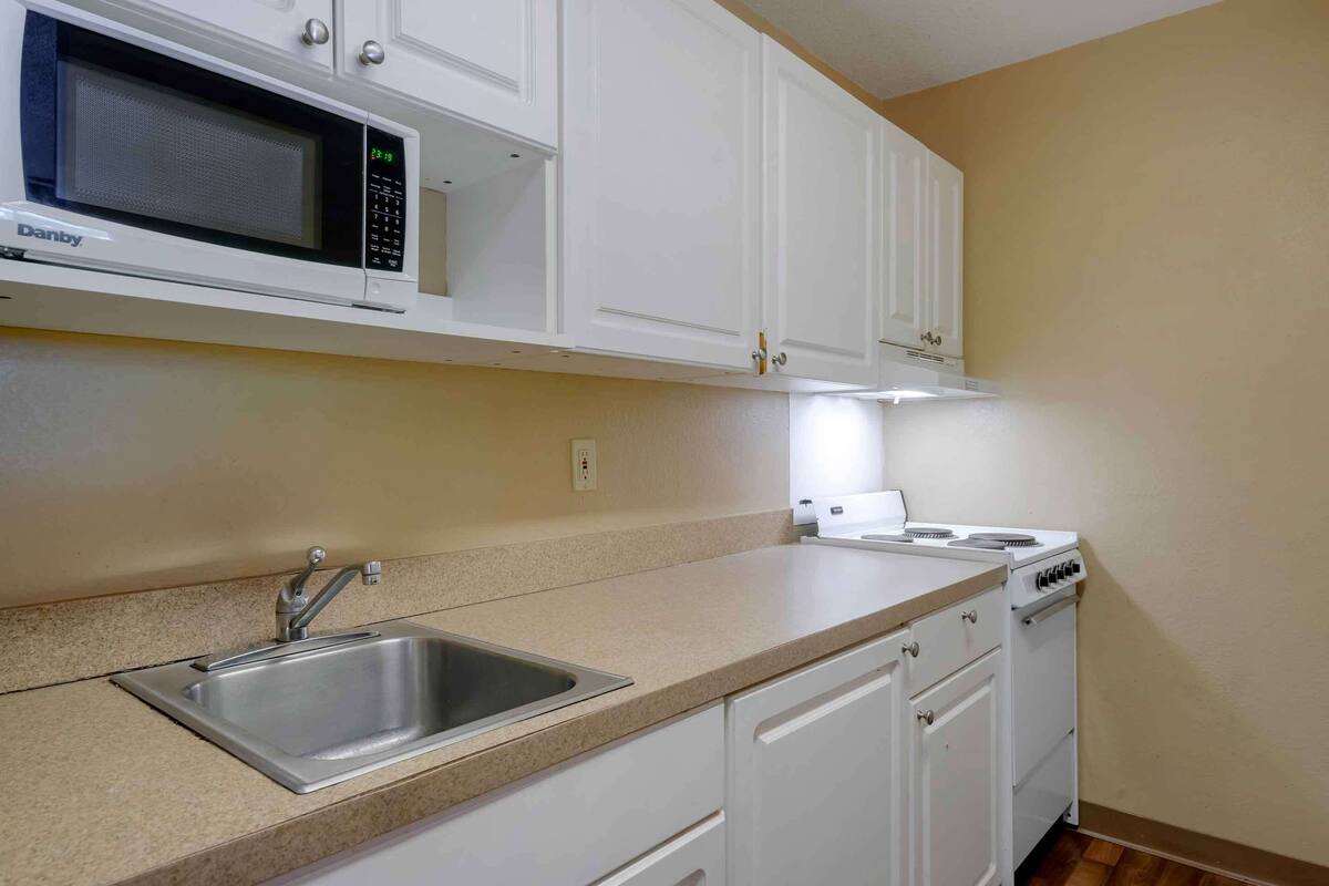 studio, 1 queen bed, non smoking | desk, free wifi