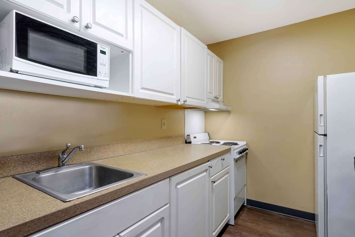 deluxe studio, multiple beds, non smoking | desk, free wifi