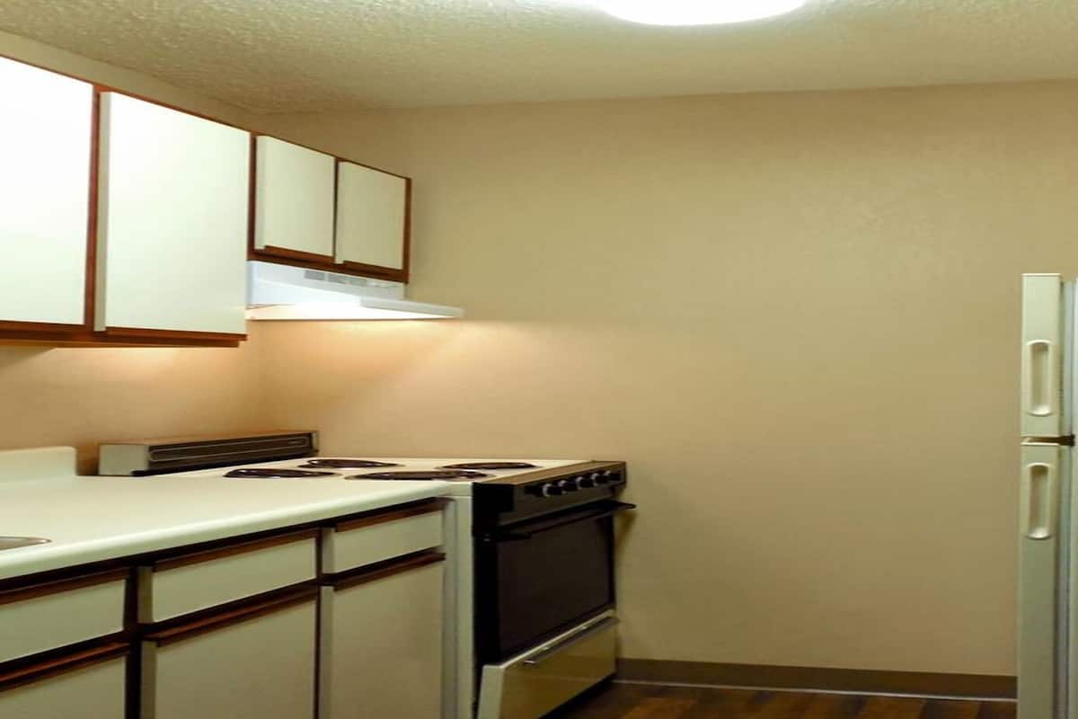 deluxe studio, multiple beds, non smoking | private kitchen | full-sized fridge, microwave, oven, stovetop