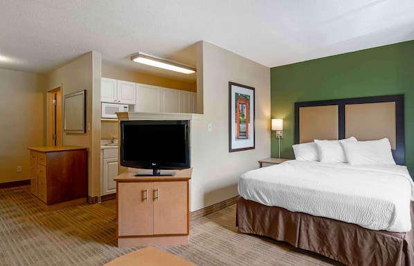 Deluxe Studio, 1 Queen Bed with Sofa bed, Non Smoking | Desk, free WiFi
