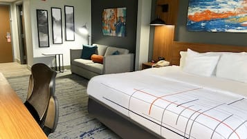 Camera, 1 letto king, non fumatori | Copriletto in piuma, una scrivania, postazione laptop, tende oscuranti