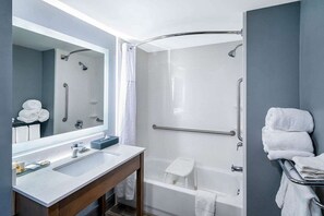 Bathroom - La Quinta Inn & Suites by Wyndham-Albany GA (Albany)