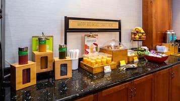 Un buffet de petit-déjeuner avec une variété d'aliments et de récipients.