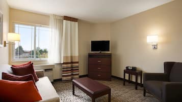 Svíta - reyklaust (One-Bedroom Suite) | Stofa | 32-tommu flatskjársjónvarp með gervihnattarásum, sjónvarp.