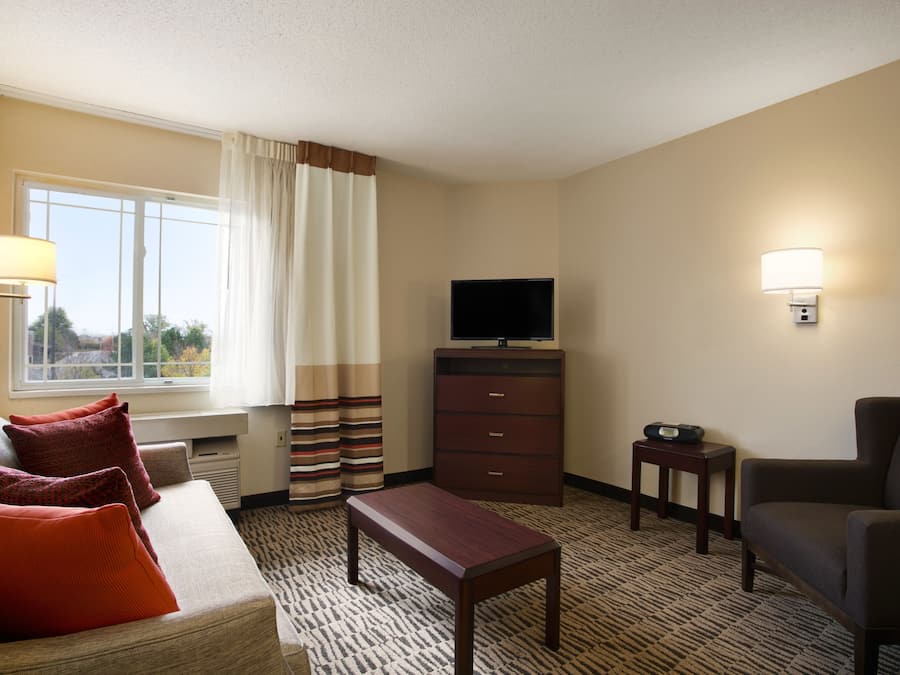 Suite, Non Smoking (One-Bedroom Suite) | Living room | 32-inch flat-screen TV with satellite channels, TV