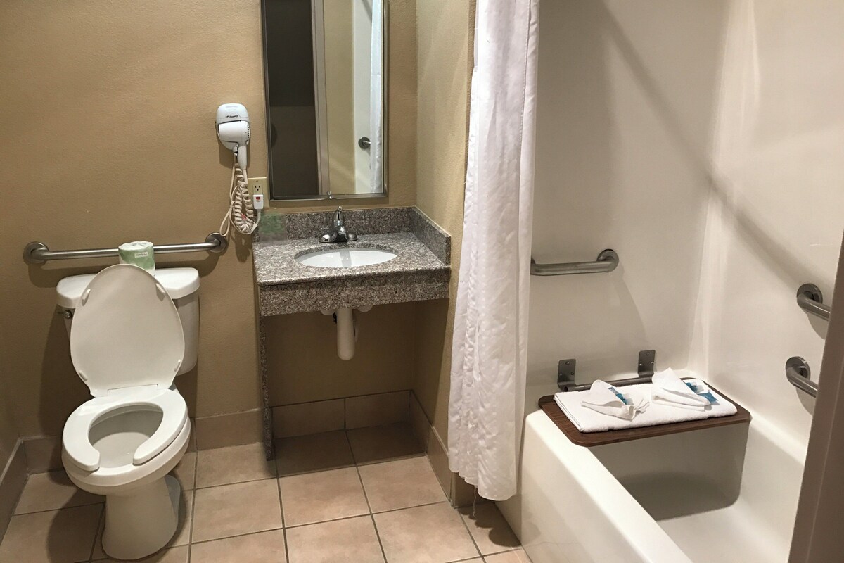 Standard Room, 1 King Bed, Accessible (Communications, Accessible, Tub) | Egyptian cotton sheets, premium bedding, in-room safe, desk