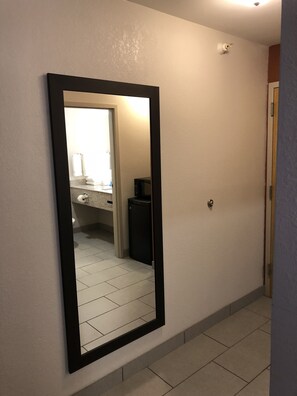 Standard Room, 1 King Bed | Bathroom