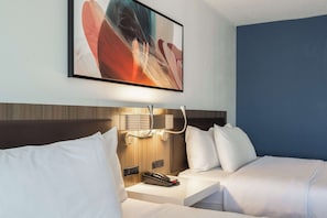 Zimmersafe, Schreibtisch, laptopgeeigneter Arbeitsplatz