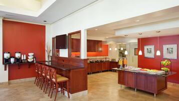 Se ofrece un desayuno bufé todos los días (17.00 USD por persona)