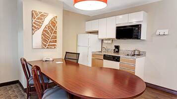 Full-size fridge, microwave, stovetop, dishwasher