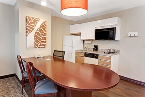 Full-size fridge, microwave, stovetop, dishwasher - MainStay Suites Chicago Schaumburg (Schaumburg)