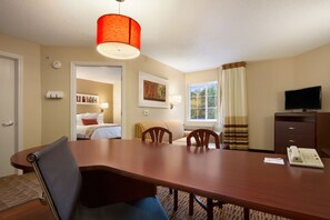套房, 1 張加大雙人床, 非吸煙房 (One-Bedroom Sutie) | 起居區 | 32-吋平面電視、衛星頻道、電視