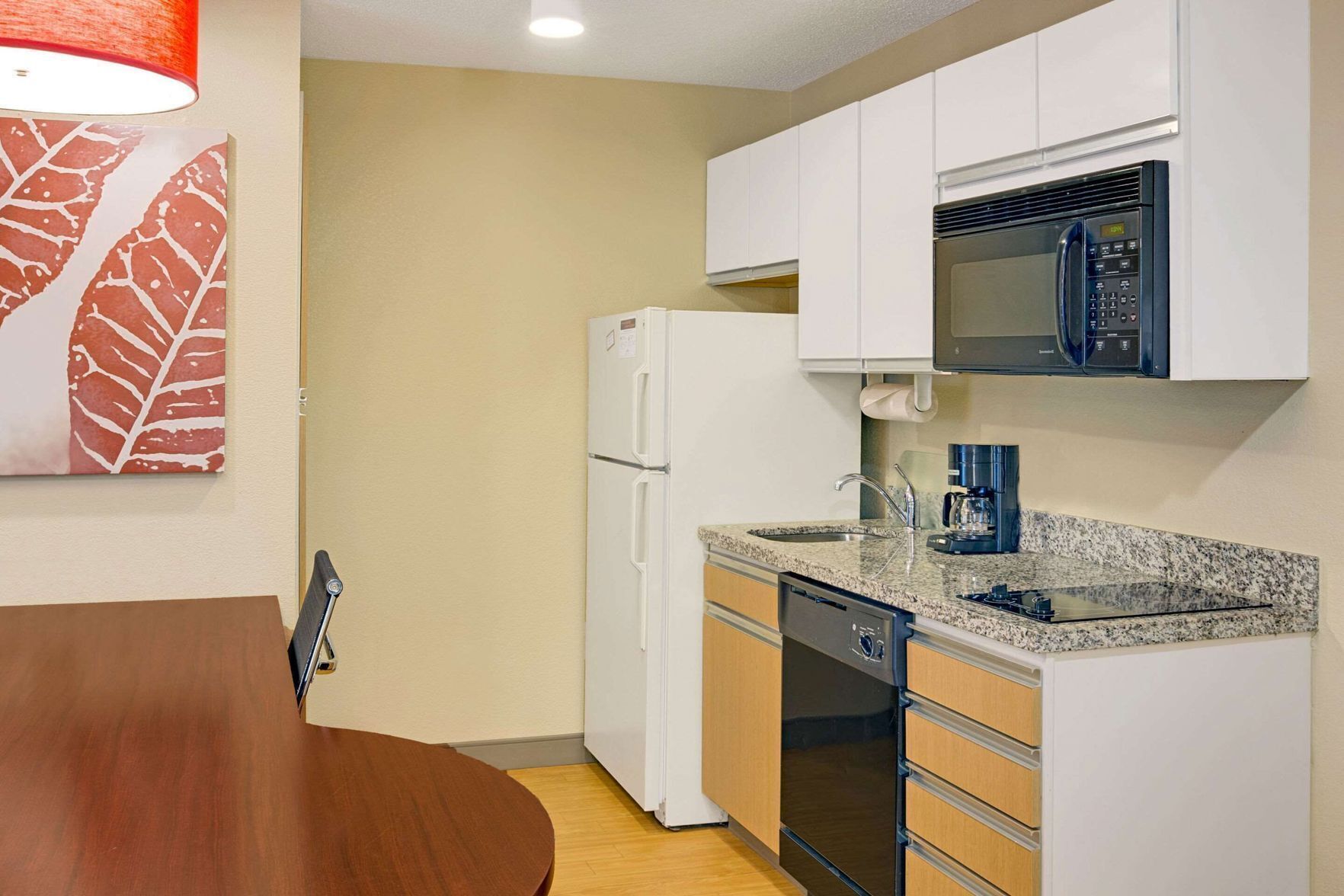 Private kitchen | Full-size fridge, microwave, stovetop, dishwasher
