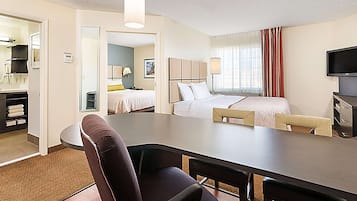 Suite, 2 grands lits (One Bedroom Suite - Two Queens) | Bureau, rideaux occultants, fer et planche à repasser, Wi-Fi gratuit