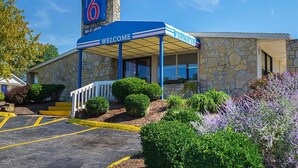 Unclassified image, 4 of 29, button - Motel 6 Bloomington, IN (Bloomington)