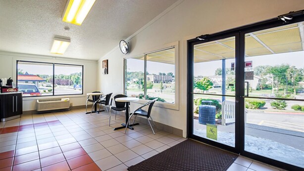 Unclassified image, 1 of 29, button - Motel 6 Bloomington, IN (Bloomington)