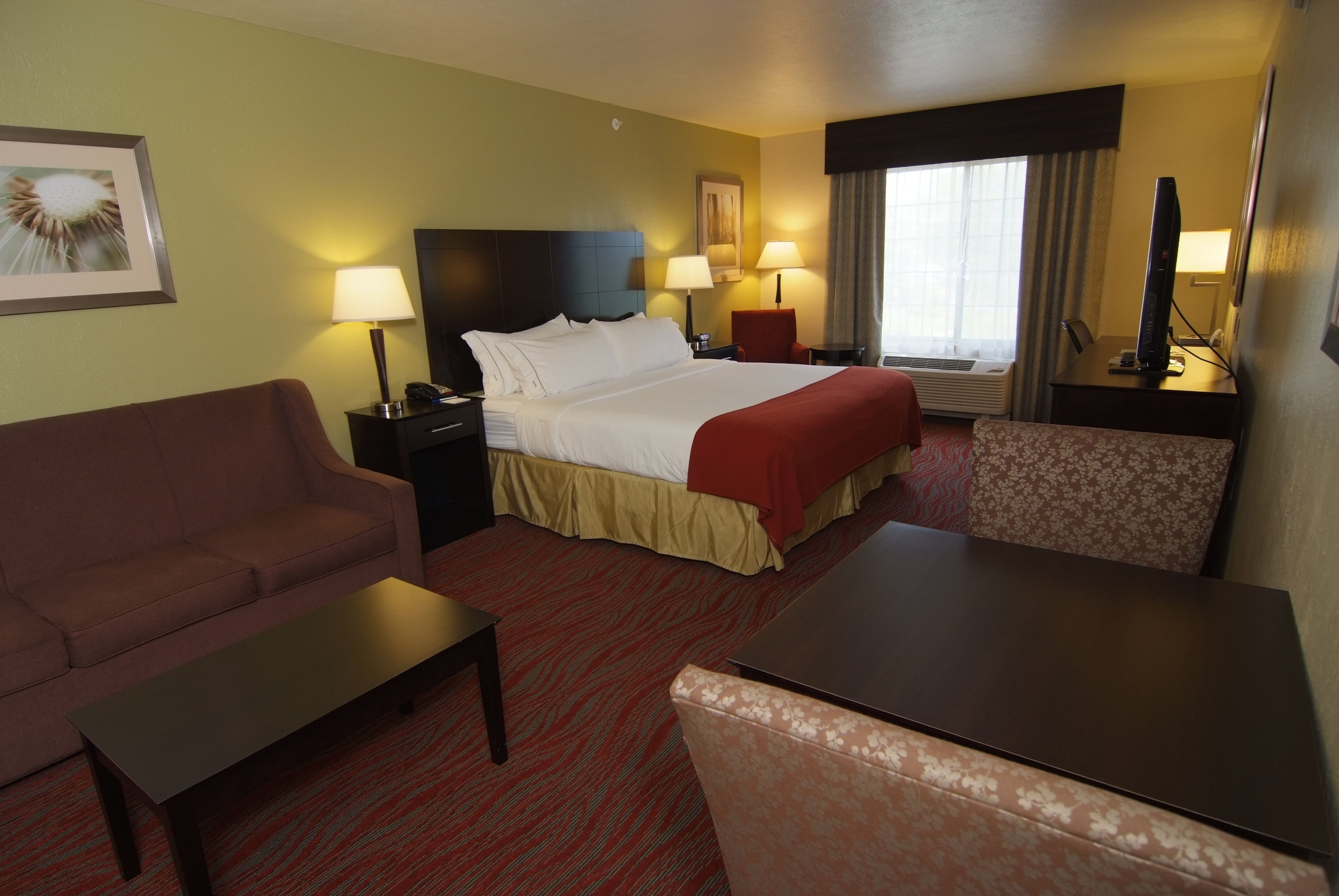 Skrivbord, arbetsyta för laptop och mörkläggningsgardiner