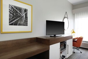 Ropa de cama hipoalergénica y tabla de planchar con plancha 