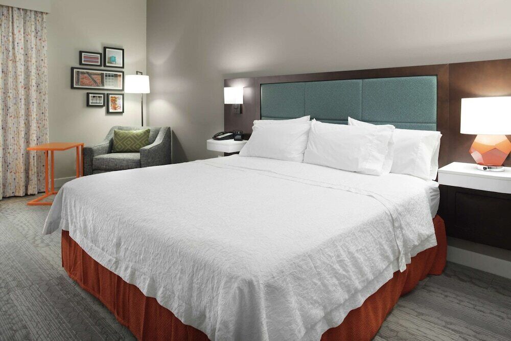 Ropa de cama hipoalergénica y tabla de planchar con plancha 