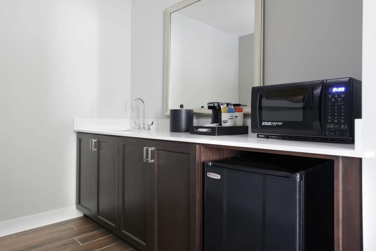 room, 1 king bed, refrigerator & microwave (wet bar) | private kitchen | mini-fridge, microwave, coffee/tea maker