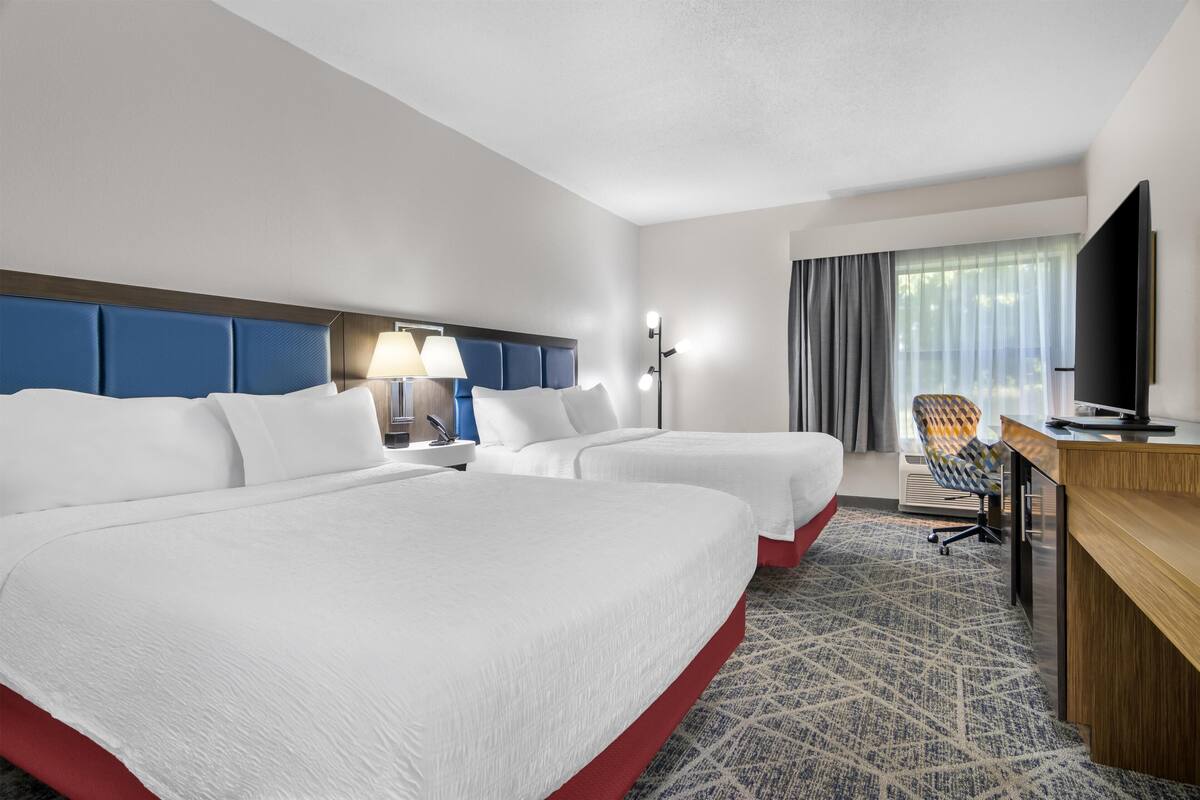 In-room safe, laptop workspace, iron/ironing board, free WiFi