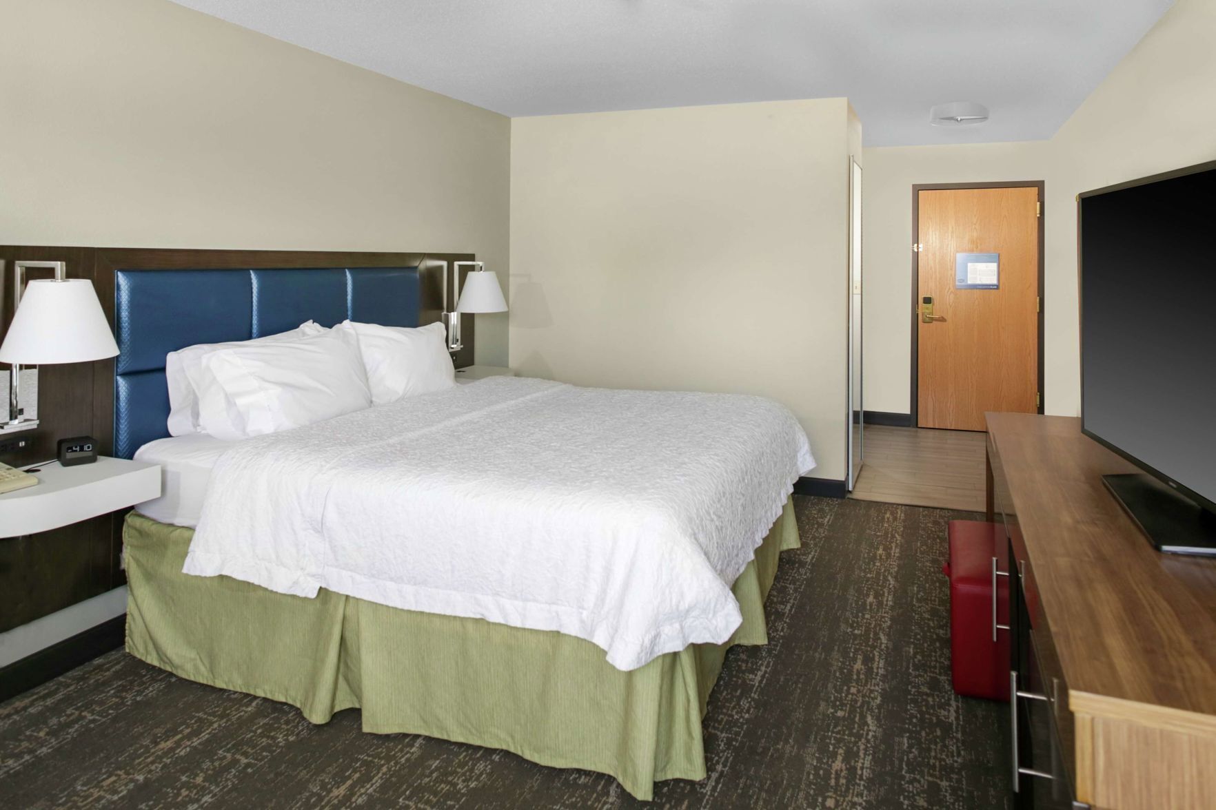 In-room safe, laptop workspace, iron/ironing board, free WiFi