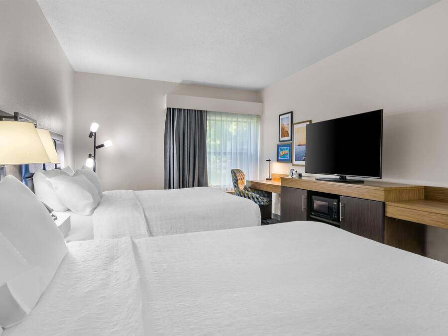 In-room safe, laptop workspace, iron/ironing board, free WiFi