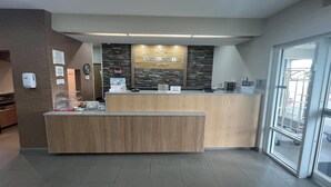Un comptoir d’accueil avec un revêtement en bois et une enseigne au-dessus.