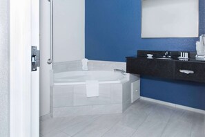 Combined shower/tub, free toiletries, hair dryer, towels