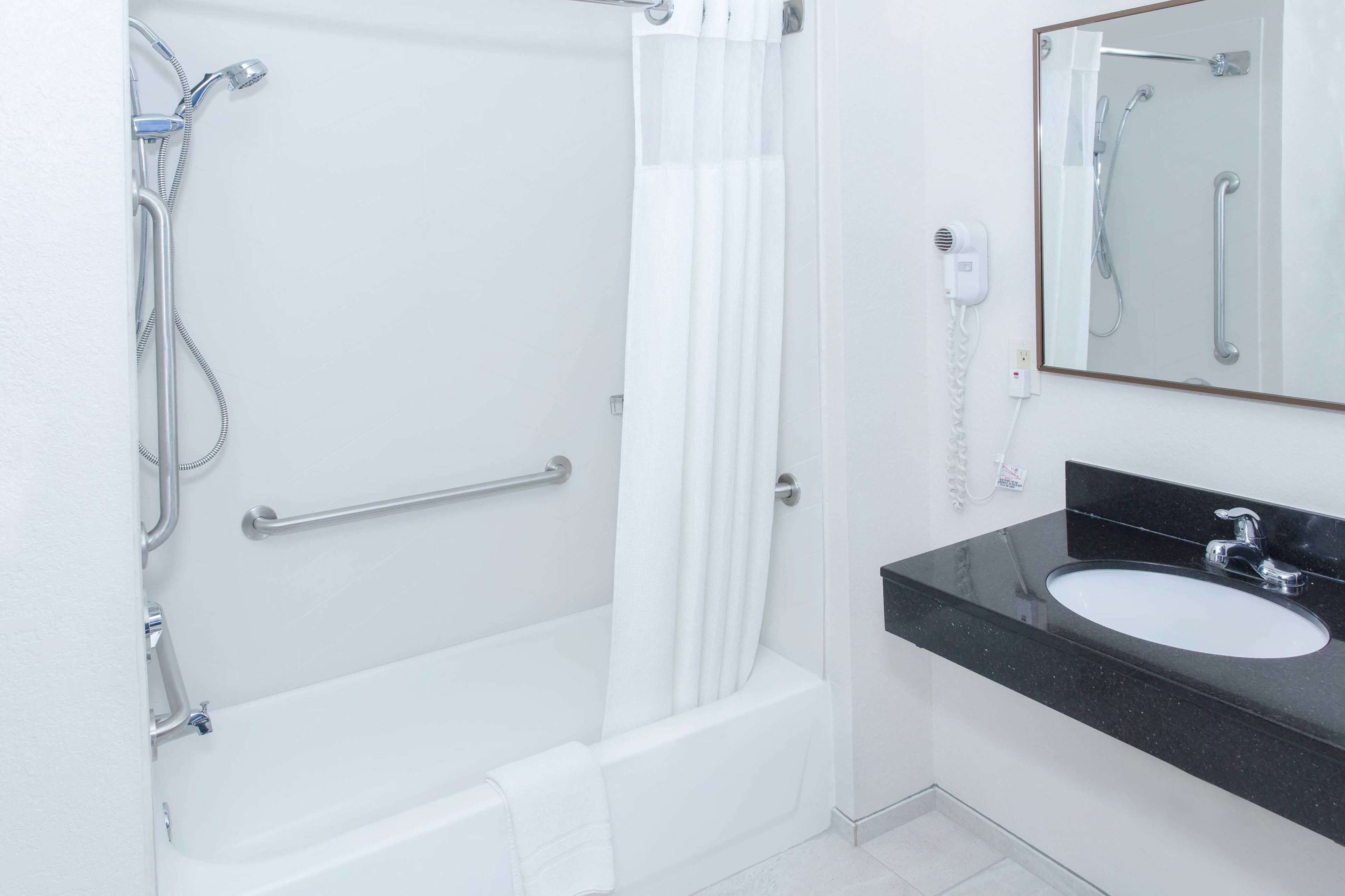 Een bad/douchecombinatie, gratis toiletartikelen, een haardroger