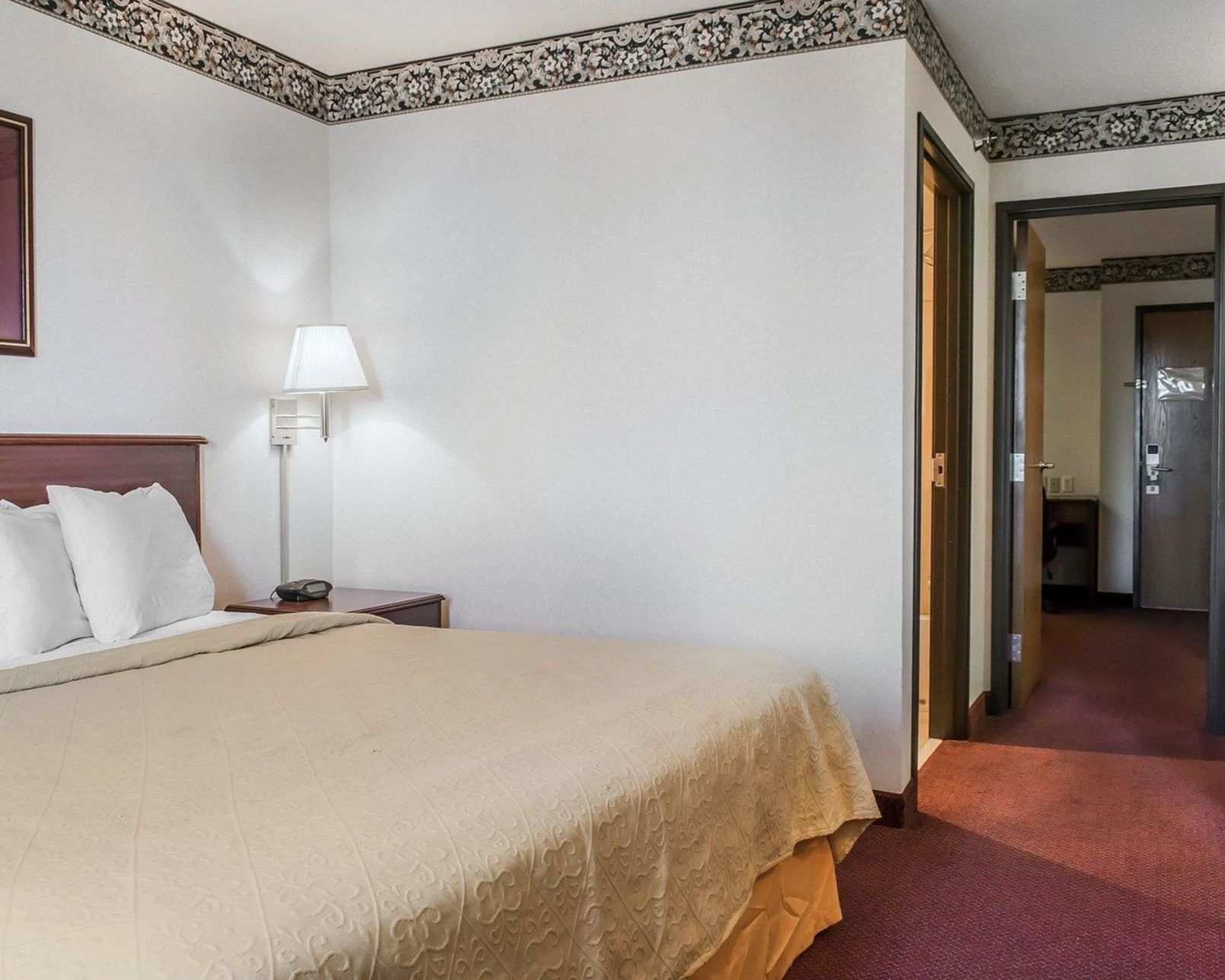 Desk, soundproofing, iron/ironing board, free WiFi