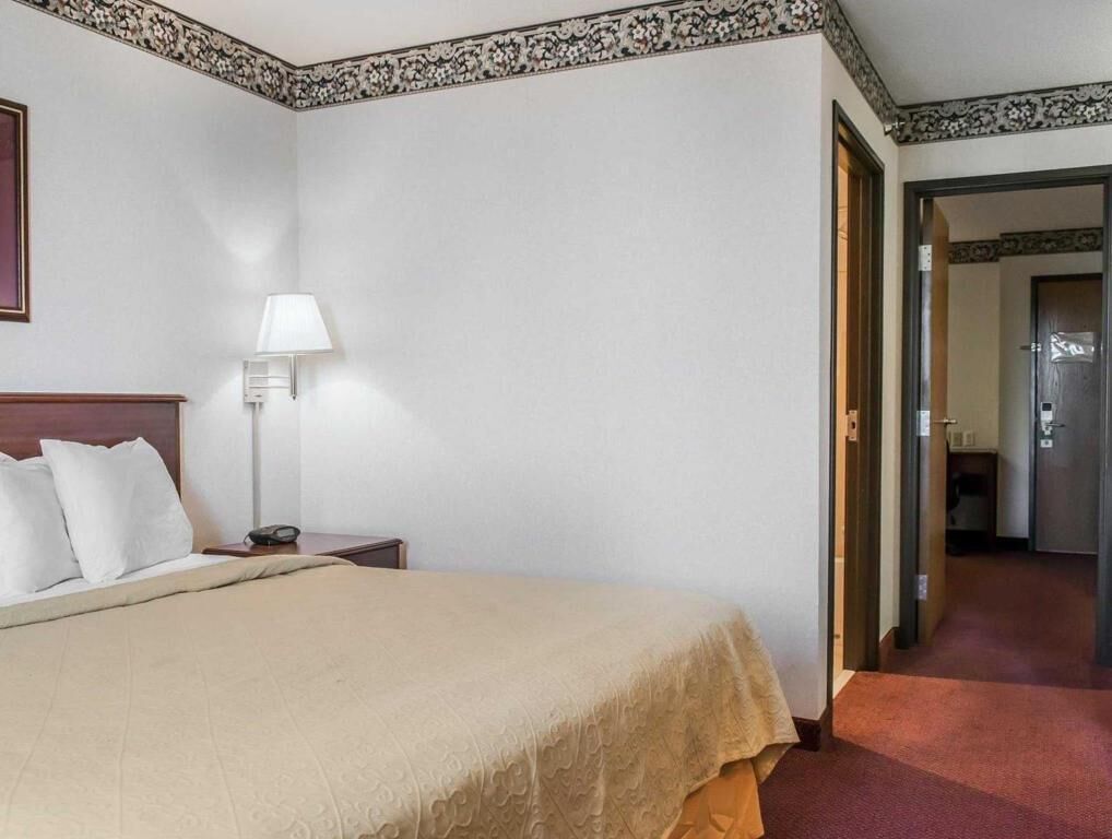 Desk, soundproofing, iron/ironing board, free WiFi