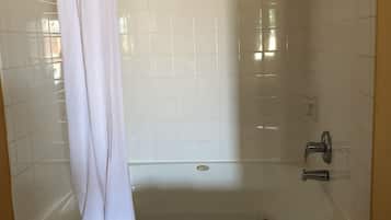 Kostenlose Toilettenartikel, Haartrockner, Handtücher