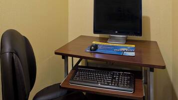 Un bureau avec un écran d’ordinateur, un clavier et une souris.