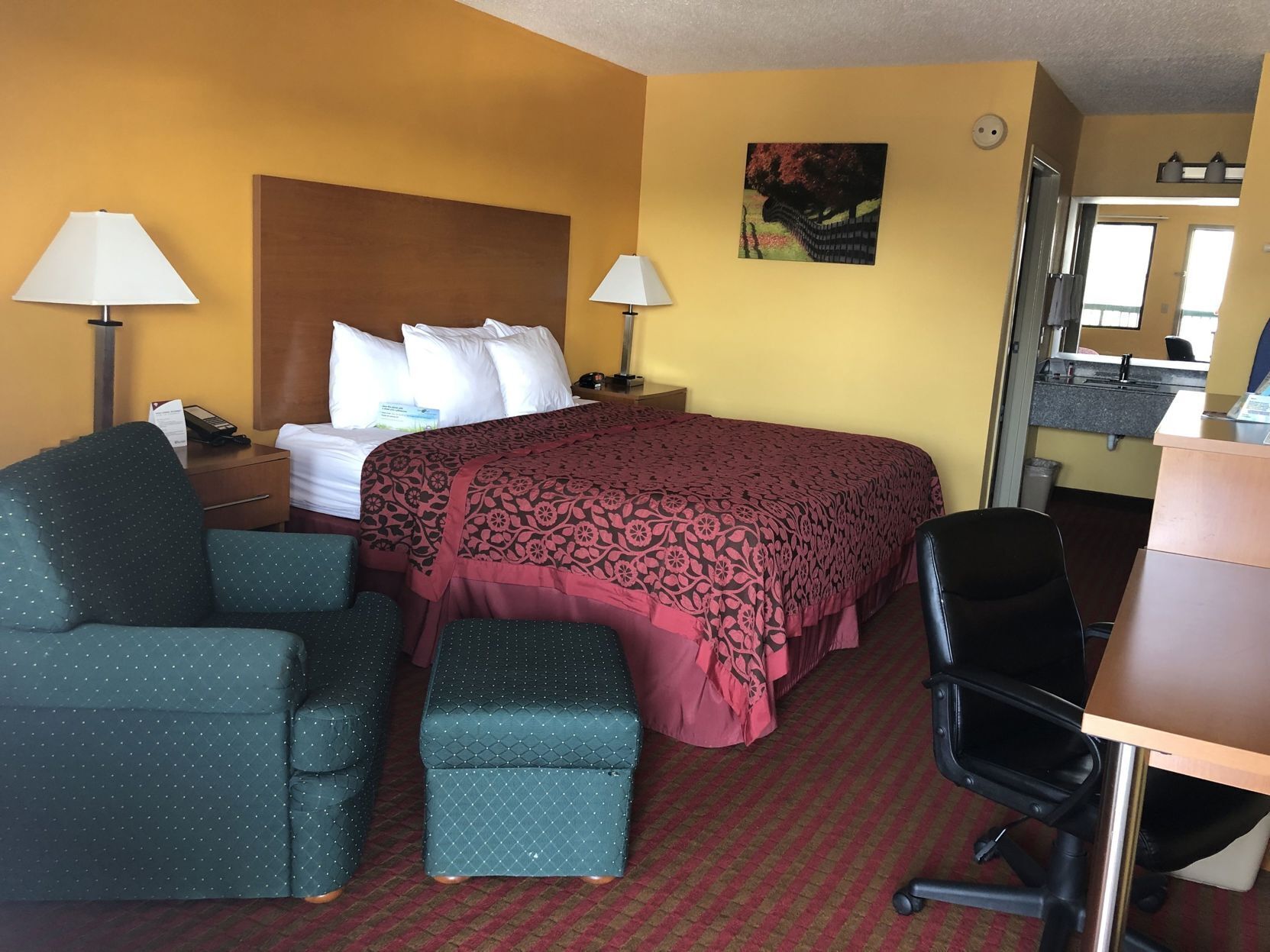 مكواة/لوح كي وأسرّة أطفال/رضّع (مجانًا) وأسرّة قابلة للطي