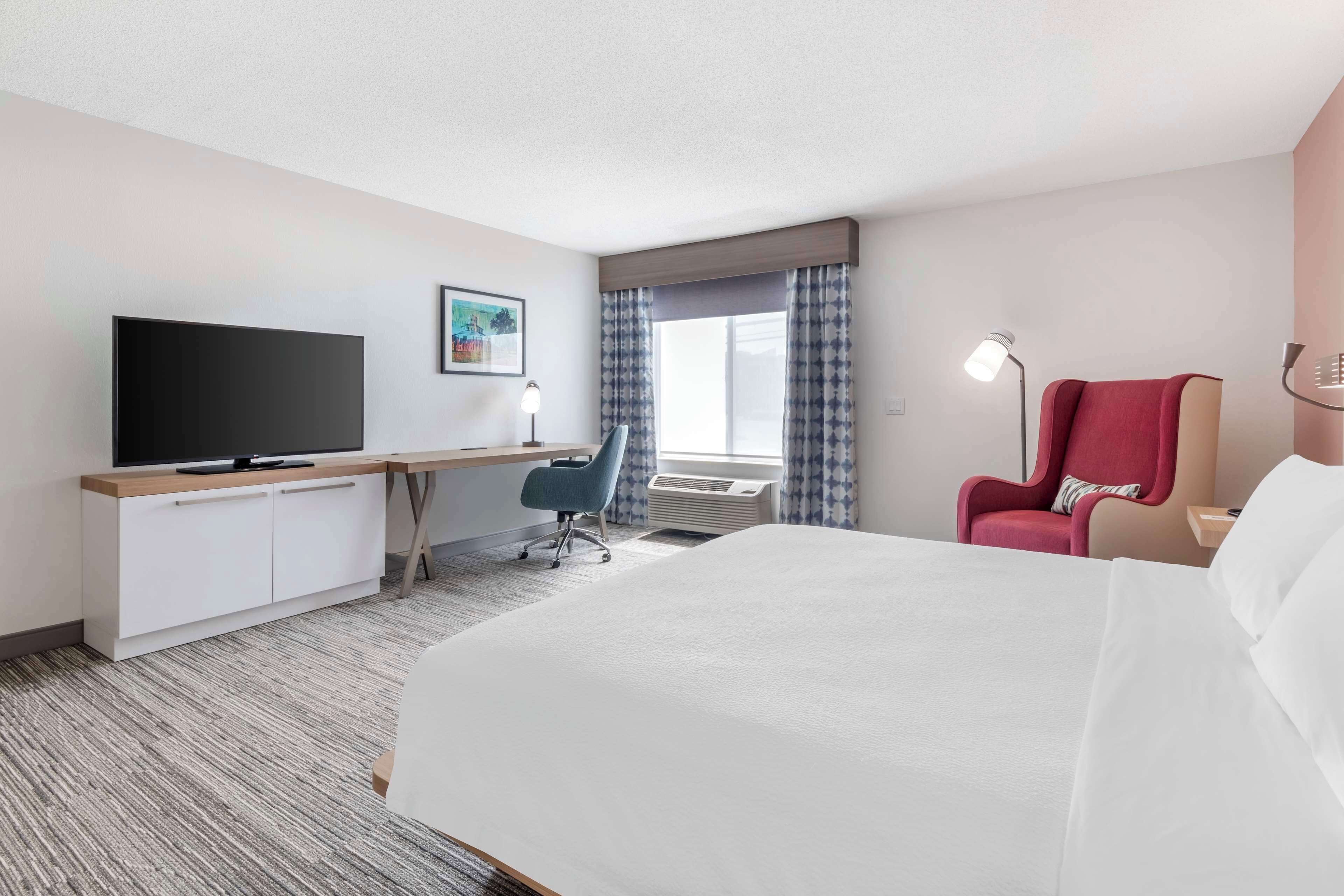 room, 1 king bed, accessible, bathtub (hearing impaired) | premium bedding, desk, blackout curtains, iron/ironing board