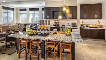 Serveert ontbijt en diner, Amerikaanse gerechten