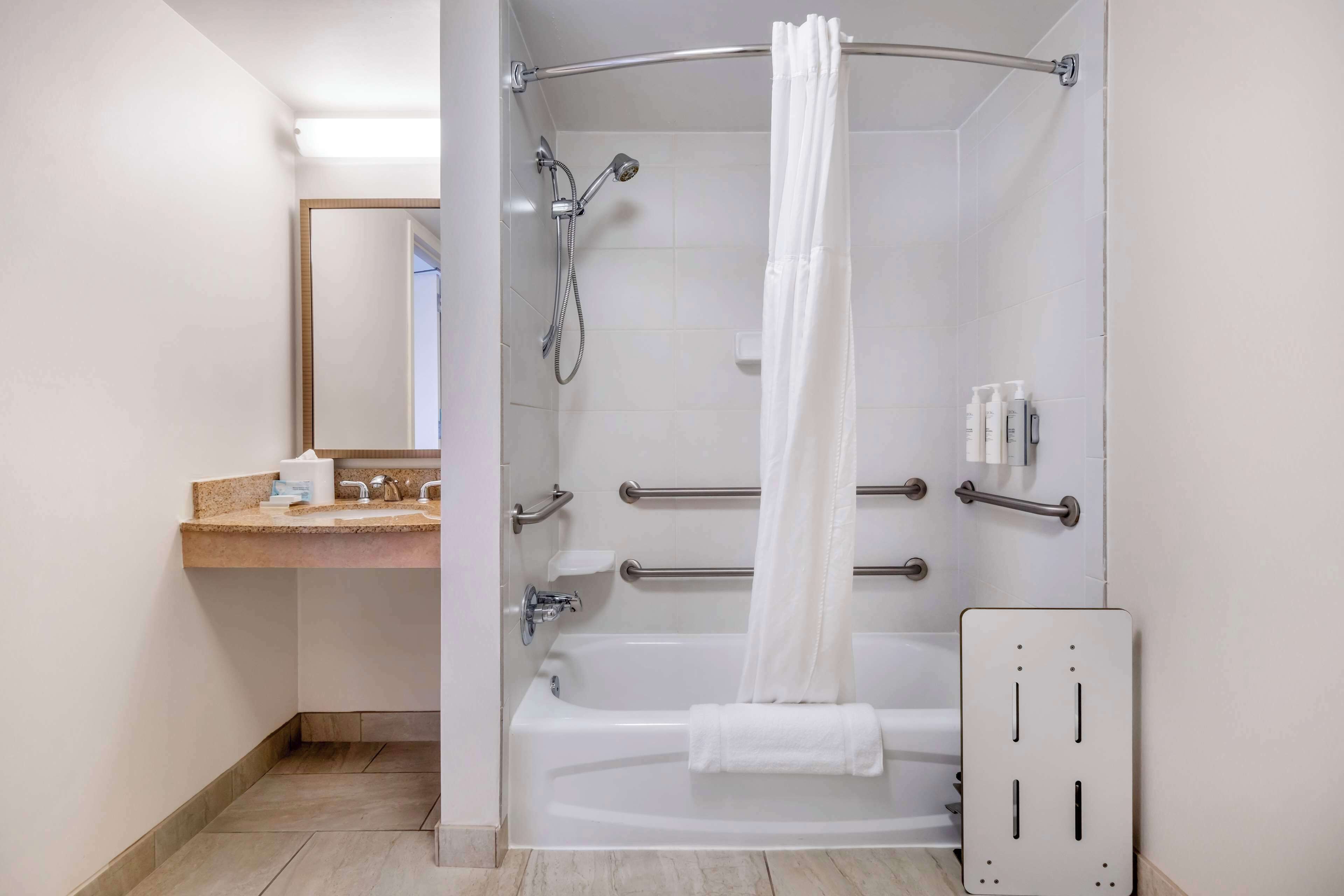 room, 1 king bed, accessible, bathtub (hearing impaired) | bathroom | combined shower/bathtub, free toiletries, hair dryer, towels