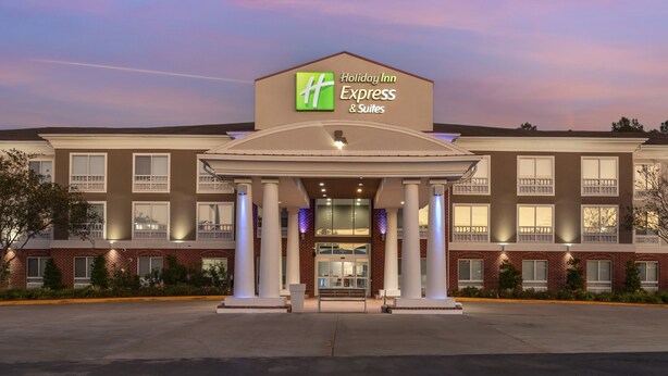 Edificio de Holiday Inn Express & Suites con una entrada destacada, ventanas amplias y fachada de ladrillo.